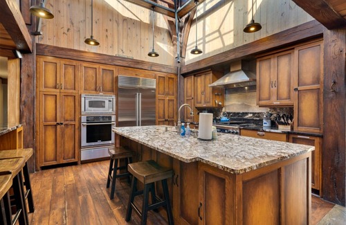 Cheshire Casa | Bullhead Mountain Lodge | Luxurious Black Mountain Home with Pool, Game room, and More!