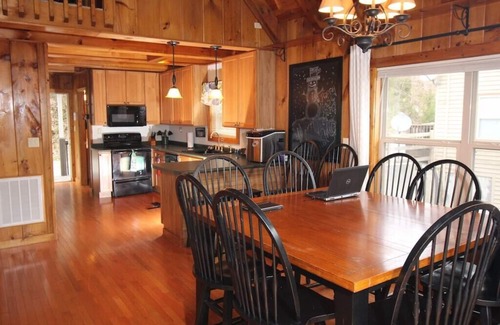 Flat Hollow Marina Casa | Bullwinkle Inn' private dock, hot tub, quiet water