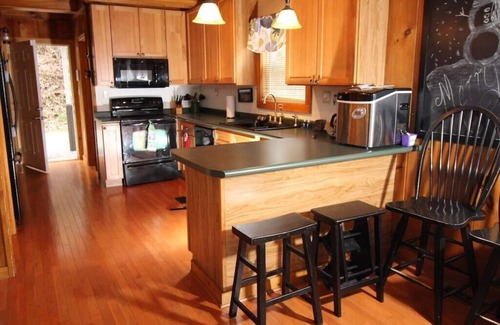 Flat Hollow Marina Casa | Bullwinkle Inn' private dock, hot tub, quiet water
