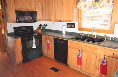 Flat Hollow Marina Casa | Bullwinkle Inn' private dock, hot tub, quiet water