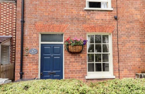 Alford Casa | Bumble Bee Cottage