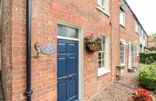 Alford Casa | Bumble Bee Cottage