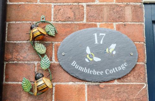 Alford Casa | Bumble Bee Cottage