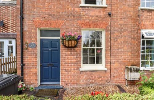 Alford Casa | Bumble Bee Cottage