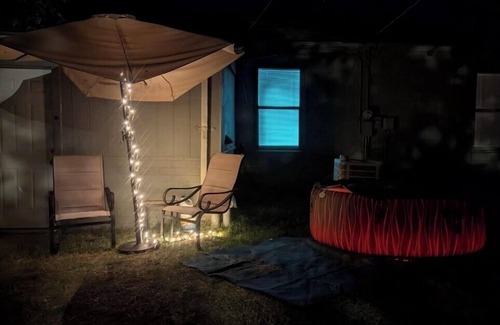Woodward Casa | Bumble Bee Cottage w/hot tub