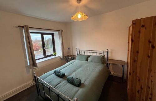 Sheffield Casa | Bumblebee Cottage 3-Bed Family Stay near Sheffield with Garden & Free Parking