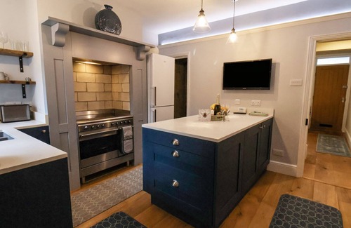 Beverley Cabaña | BUMBLEBEE COTTAGE, pet friendly, with a garden in Beverley