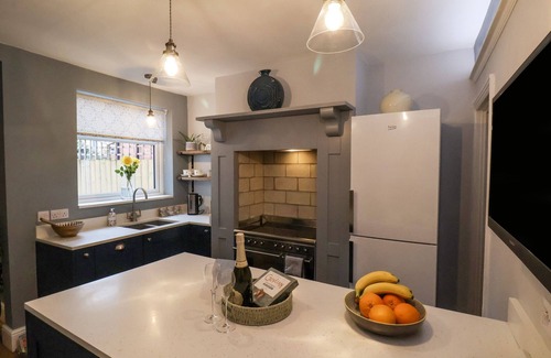 Beverley Cabaña | BUMBLEBEE COTTAGE, pet friendly, with a garden in Beverley