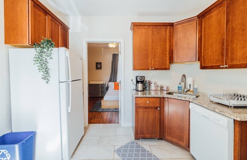Detroit Apartamento | Bundled Duplex for Groups