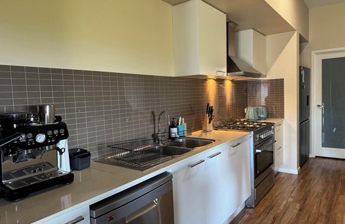 Lake Bunga Casa | Bunga Lodge @ Lakes Entrance 10 min walk to the beach and lake!