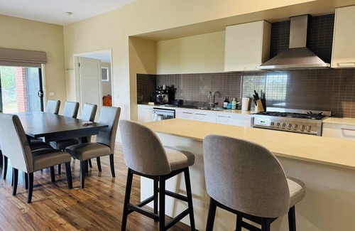 Lake Bunga Casa | Bunga Lodge @ Lakes Entrance 10 min walk to the beach and lake!
