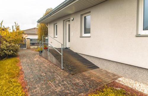 Golcuv Jenikov Casa | Bungalov u řeky a lesa