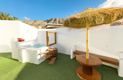 Urbanizacion Famara Casa | Bungalow Ahul Famara con pequeña piscina