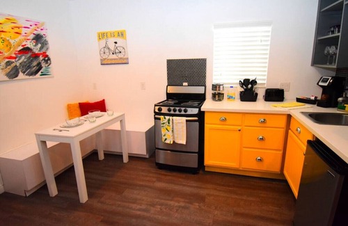 Downtown Las Vegas Casa | Bungalow#B 1Queen/House by Fremont St Pets+1 Story