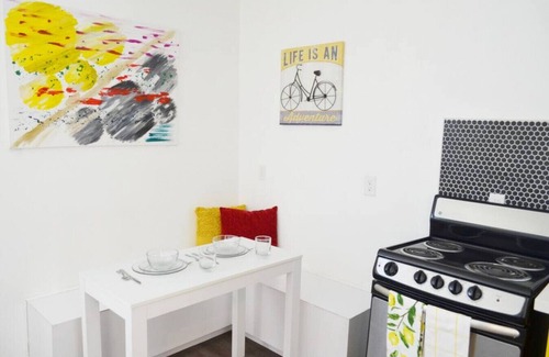 Downtown Las Vegas Casa | Bungalow#B 1Queen/House by Fremont St Pets+1 Story