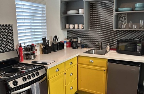 Downtown Las Vegas Casa | Bungalow#B 1Queen/House by Fremont St Pets+1 Story