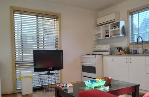 Meadow Heights Casa | Bungalow Cosystay: Cosy Little Place Overlooking the Back Yard Garden