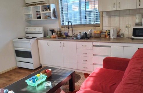 Meadow Heights Casa | Bungalow Cosystay: Cosy Little Place Overlooking the Back Yard Garden