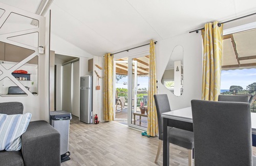 Le Dramont Casa | Bungalow 'Ile D'or Parcelle Victor Hugo 1' con vistas al mar, piscina compartida y terraza privada