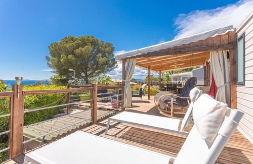 Le Dramont Casa | Bungalow 'Ile D'or Parcelle Victor Hugo 1' con vistas al mar, piscina compartida y terraza privada