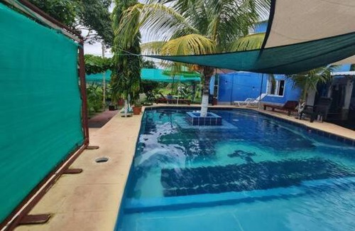 Monterrico Apartamento | Bungalow Izquierdo comedor y cocina equipada.