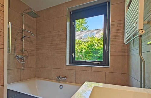 Ewijk Casa | Bungalow 'Les Oiseaux': Enjoying the green Ewijk. With swimming lake!