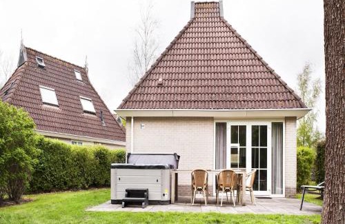 Eernewoude Casa | Bungalow near De Alde Feanen with Spa, cleaning included