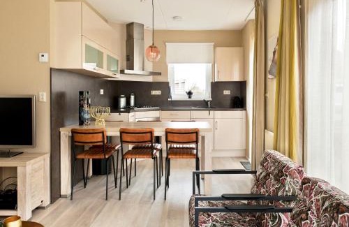 Eernewoude Casa | Bungalow near De Alde Feanen with Spa, cleaning included