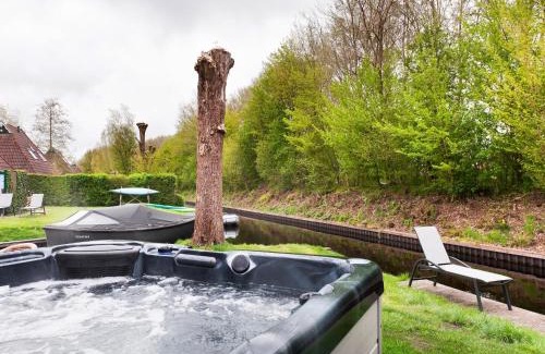 Eernewoude Casa | Bungalow near De Alde Feanen with Spa, cleaning included