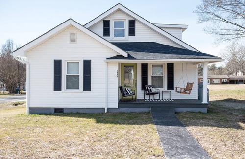 Mount Airy Casa | Bungalow on Broadway & Vine Cozy Home in the heart of Mount Airy/Mayberry