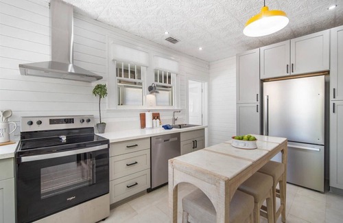 Bradenton Casa | Bungalow+Studio Duo, Near Beach, Ideal for Long Stays, Parking, WiFi, Yard