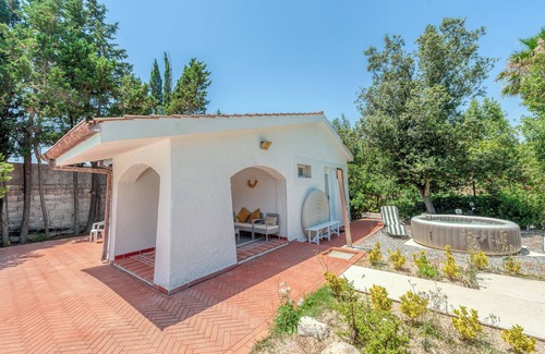 Giorgilorio Casa | Bungalow 'Villa Paradiso' with Shared Pool, Wi-Fi and Air Conditioning