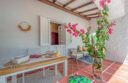 Giorgilorio Casa | Bungalow 'Villa Paradiso' with Shared Pool, Wi-Fi and Air Conditioning