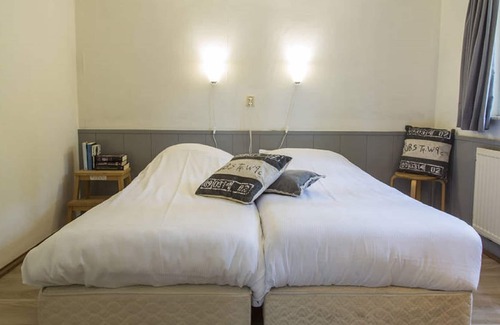 Epe Casa | Cómodo bungalow con una casa en el árbol con cama de caja en Veluwe