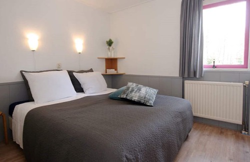 Epe Casa | Cómodo bungalow con una casa en el árbol con cama de caja en Veluwe