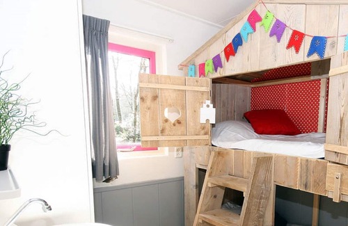 Epe Casa | Cómodo bungalow con una casa en el árbol con cama de caja en Veluwe