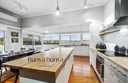 Glenvale Casa | Bunya Bunya Luxury Estate Toowoomba set over 2 acres with Tennis Court