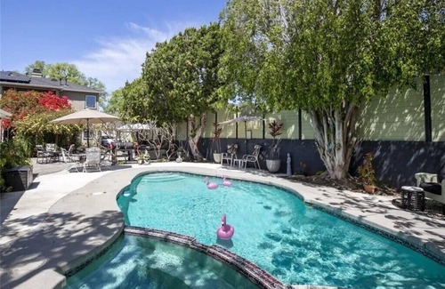 Burbank Casa | BURBANK - MENSUAL 3BR / 2BA - Solar, Piscina, Spa, Baño de Vapor - $ 6500 / Mo. 1-4 Pe