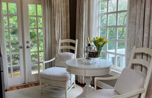 Sonoma Casa | Burbank Suite Historic Cedar Mansion Bungalows