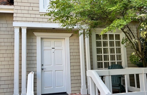 Sonoma Casa | Burbank Suite Historic Cedar Mansion Bungalows