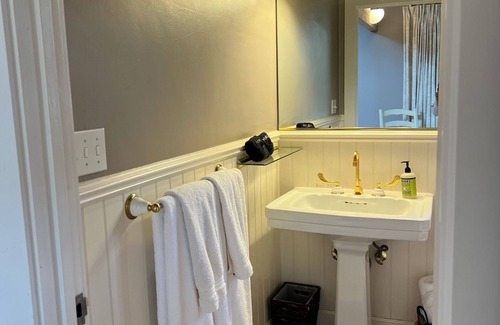 Sonoma Casa | Burbank Suite Historic Cedar Mansion Bungalows