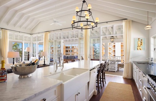 Burleigh Heads Casa | ★Burleigh Hamptons★ Surf views, Heated pool 200m to beach