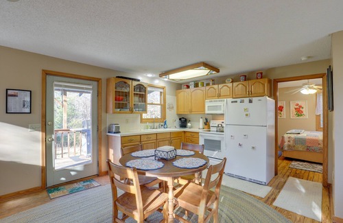 Burnsville Cabina | Burnsville Cabin w/ Deck & Trails - Dog Friendly!