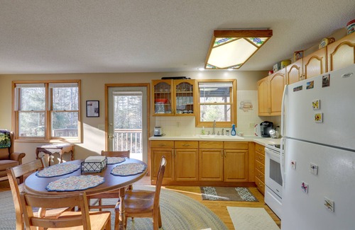 Burnsville Cabina | Burnsville Cabin w/ Deck & Trails - Dog Friendly!