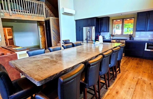 Greenville Cabina | Burnt Jacket Lodge overlooking Moosehead Lake