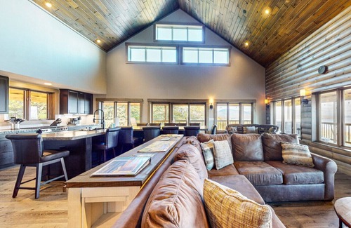 Greenville Cabina | Burnt Jacket Lodge overlooking Moosehead Lake