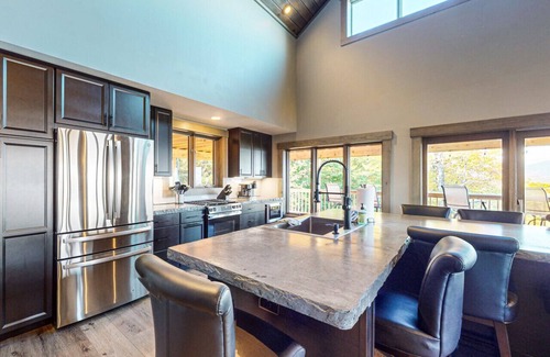 Greenville Cabina | Burnt Jacket Lodge overlooking Moosehead Lake