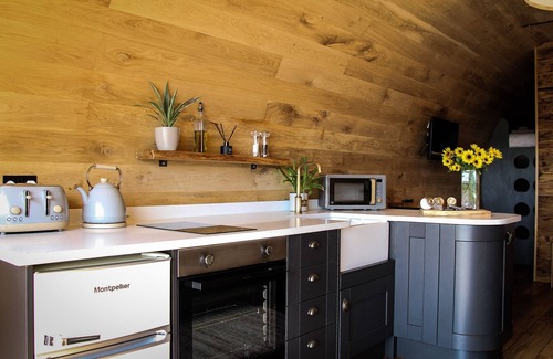 Rhayader Apartamento | Burrow View - a hobbit hut that sleeps 4 guests in 1 bedroom