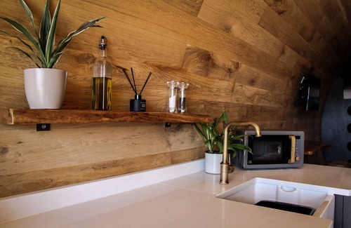 Rhayader Apartamento | Burrow View - a hobbit hut that sleeps 4 guests in 1 bedroom