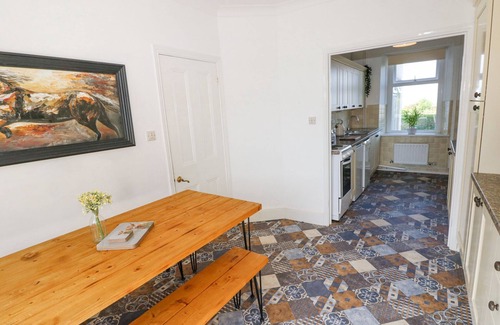 Llanrhidian Higher Cabaña | BURRY HOUSE, pet friendly, with hot tub in Llanmorlais